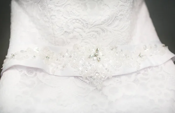 Cinturão no vestido da noiva — Fotografia de Stock