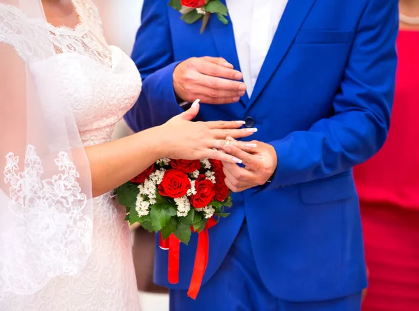 Utbyte av ringar bruden och brudgummen — Stockfoto
