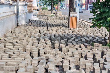 değiştirme için kaldırımda taş bloklar yeni taşlar tarafından kaldırıldı