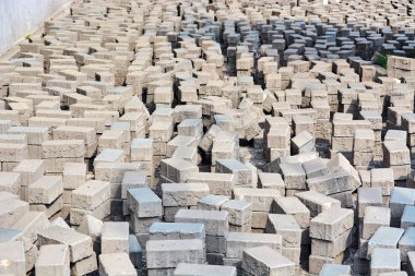 Yeni bir kaldırım taşlarının düzenlemek için kapsayan kaldırılan kaldırım