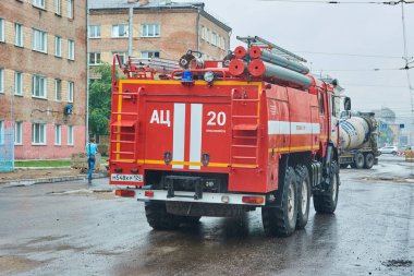 Krasnoyarsk, Rusya - 28 Temmuz 2018: eylem devriye Kamaz-43118 yangın kamyon hazırlık. Arka görünüm.