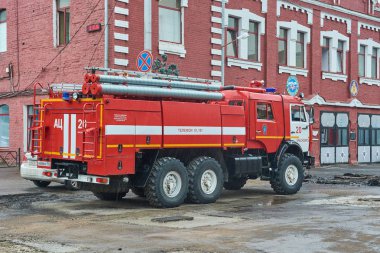 Krasnoyarsk, Rusya - 28 Temmuz 2018: eylem devriye Kamaz-43118 yangın kamyon hazırlık.