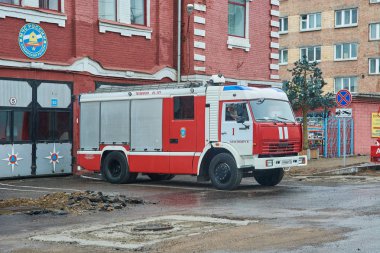 Krasnoyarsk, Rusya - 28 Temmuz 2018: Kamaz-43253, itfaiye araçları devriye genel eylemlerden önce kalkış 