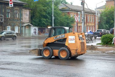 Krasnoyarsk, Rusya - 28 Temmuz 2018: Pass dava Sv185 yaprakları eserlerin mekan yükleyici tekerlek: restorasyon kaldırım. Bir kayma sonu.