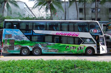 Pattaya, Tayland - 12 Mayıs 2018: Turist otel ülkesinde grup gezi otobüs bekliyor.