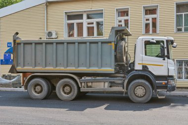 Krasnoyarsk, Rusya - 26 Temmuz 2018: taş kaldırımlar, Lenina sokak döşenmesi için teslim Scania kamyon.