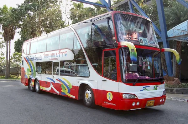 Pattaya, Tayland - 16 Mayıs 2018: Gezi otobüsü Hino, turist otel ülkesinde grup bekliyor.