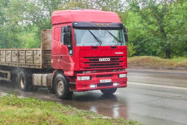 Krasnoyarsk, Rusya Federasyonu - 30 Temmuz 2018:Iveco kamyon bir yağmur ıslak yolda geçen .  