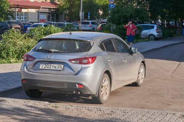 Krasnoyarsk, Rusya - 31 Temmuz 2018: Mazda 3 otopark, açık arka.