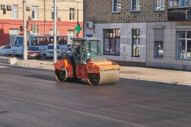 Krasnoyarsk, Rusya - July31, 2018: buz pateni pisti Hamm asfalt asfalt, Lenina street alır..
