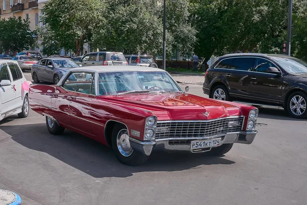 Κρασνογιάρσκ Ρωσία Αυγούστου 2018 Cadillac Deville Αυτοκίνητο Είναι Παρκαρισμένο Στον — Φωτογραφία Αρχείου