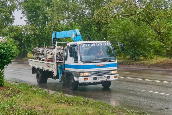 Krasnojarsk Russland Juli 2018 Hino Ranger Auf Regennasser Straße Unterwegs — Stockfoto