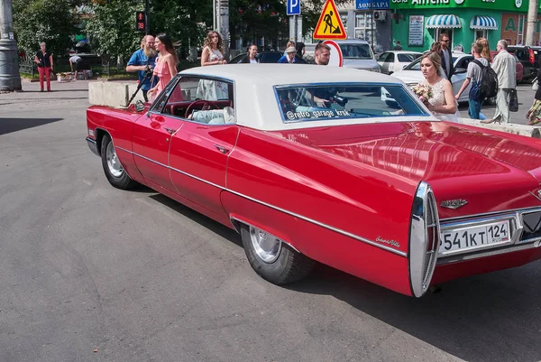 Krasnoyarsk Rússia Agosto 2018 Cadillac Deville Carro Está Estacionado Estacionamento — Fotografia de Stock