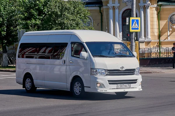 克拉斯诺亚尔斯克 俄罗斯 2018年8月4日 丰田海狮汽车在十字路口移动 — 图库照片