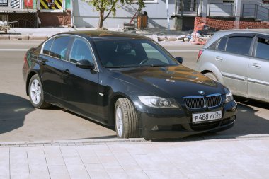 Krasnoyarsk, Rusya Federasyonu - 11 Ağustos 2018: Bmw 320 araba Eyalet Mahkemesi binanın taşıyan yanında duruyor.