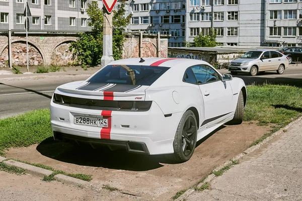 克拉斯诺亚尔斯克 俄罗斯 2018年8月10日 雪佛兰卡玛洛白颜色 汽车已经到了调整演播室为引擎的设置 后视图 — 图库照片