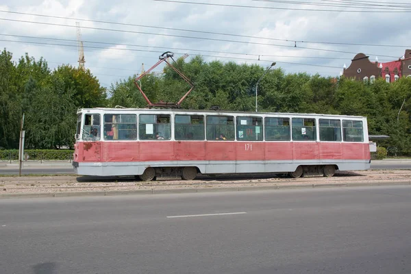 克拉斯诺亚尔斯克 2018年8月5日 旧的电车在执行一个连续的齿轮的恢复工作之后 再被发布在路线 看左边 — 图库照片