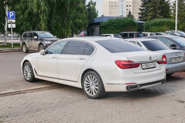 Krasnoyarsk, Rusya Federasyonu - 17 Ağustos 2018: Bmw 7 Serisi araba yeni sezon için bilet satışı açık nerede Opera ve Bale Tiyatrosu duruyor.
