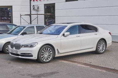 Krasnoyarsk, Rusya Federasyonu - 17 Ağustos 2018: Bmw 7 Serisi araba yeni sezon için bilet satışı açık nerede Opera ve Bale Tiyatrosu duruyor.