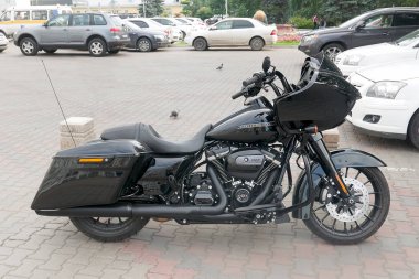 Krasnoyarsk, Rusya Federasyonu - 17 Ağustos 2018: Harley Davidson 107 motosiklet ayrı ayrı arabalarından motosikletler için özel olarak organize Park üzerinde duruyor. Sağdan görünüm.