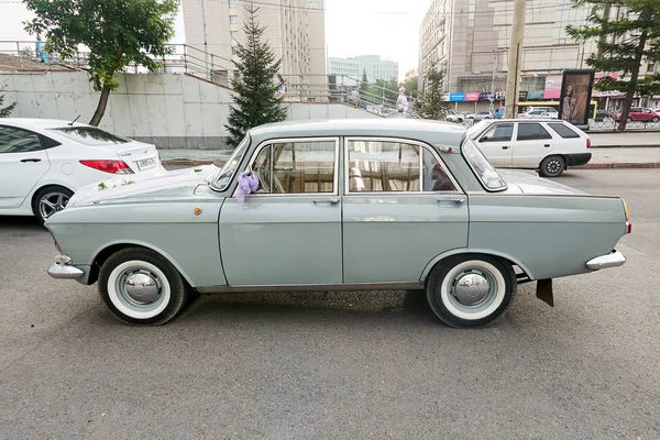 Krasnoyarsk Russia August 2018 Moskvich 412 Vintage Car Issued Wedding — Stock Photo, Image