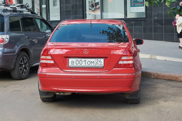 克拉斯诺亚尔斯克 俄罗斯 2018年8月15日 梅赛德斯 320 汽车停在新银行分行 后视图 — 图库照片