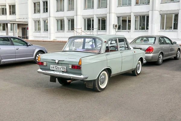 克拉斯诺亚尔斯克 俄罗斯 2018年8月17日 Moskvich 412 岁的汽车颁发的婚礼上的客人运输 右后视图 — 图库照片
