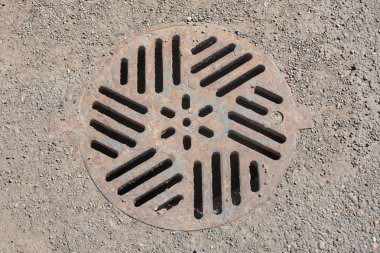 kapak yağmursuyu drenaj sisteminin kahverengi renk pas ile kaplı
