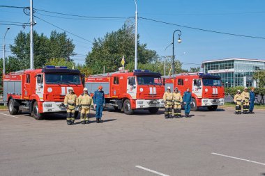 Krasnoyarsk, Rusya Federasyonu - 25 Ağustos 2018: Ciddi teslim yeni itfaiye ekipleri Mes, bir şehrin Doğum günü kutlama için çıkmıştım. Kamaz 43252 ekipleri.