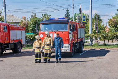 Krasnoyarsk, Rusya Federasyonu - 25 Ağustos 2018: Ciddi teslim yeni itfaiye ekipleri Mes, bir şehrin Doğum günü kutlama için çıkmıştım. Ekibin önünde araba.