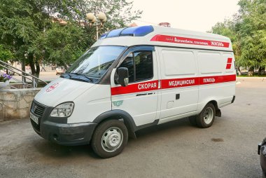 Krasnoyarsk, Rusya Federasyonu - 21 Ağustos 2018: Hospital yakınındaki acil bir telefon bekliyor gaz Gazel 32214 ambulans araba maliyeti.