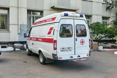 Krasnoyarsk, Rusya Federasyonu - 21 Ağustos 2018: Gaz Gazel 32214 ambulans araba bekleyen hospital yakınındaki acil bir telefon için maliyeti. Arkadan Görünüş.