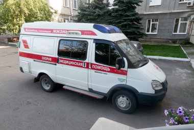 Krasnoyarsk, Rusya Federasyonu - 21 Ağustos 2018: Gaz Gazel 32214 ambulans araba bekleyen hospital yakınındaki acil bir telefon için maliyeti. Açık sağdan görünüm