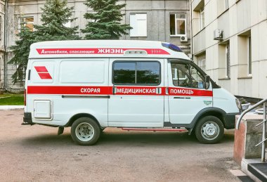 Krasnoyarsk, Rusya Federasyonu - 21 Ağustos 2018: Gaz Gazel 32214 ambulans araba bekleyen hospital yakınındaki acil bir telefon için maliyeti. Sağdan görünüm
