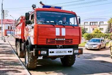 Krasnoyarsk, Rusya Federasyonu - 25 Ağustos 2018: Ciddi teslim yeni itfaiye ekipleri Mes, bir şehrin Doğum günü kutlama için çıkmıştım. Kamaz 43118. Mürettebat önce gösteri performansları.