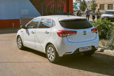 Krasnoyarsk, Rusya Federasyonu - 21 Ağustos 2018: Kia Rio araba araba park ofis ve ticari yapılar üzerinde duruyor. Arkadan Görünüş.
