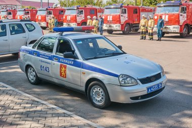 Krasnoyarsk, Rusya - 25 Ağustos 2018: Lada Priora araba polis açık'dır bir eylem hizmetine Mes yeni araçların.