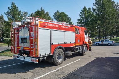 Krasnoyarsk, Rusya Federasyonu - 25 Ağustos 2018: Ciddi teslim yeni itfaiye ekipleri Mes, bir şehrin Doğum günü kutlama için çıkmıştım. Kamaz 43252