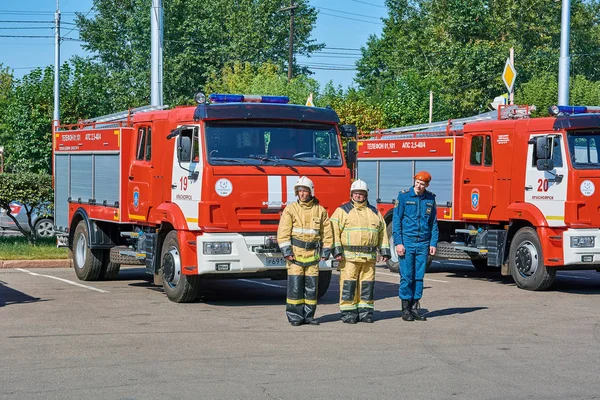 Krasnojarsk Russland August 2018 Die Feierliche Übergabe Neuer Feuerwehrfahrzeuge Besatzungen — Stockfoto