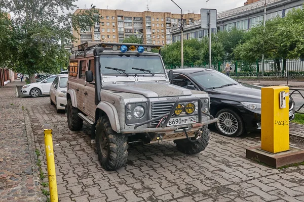 Krasnoyarsk Russia Agosto 2018 Land Rover Defender Auto Parcheggiata Sul — Foto Stock