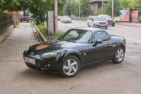 Krasnoïarsk Russie Août 2018 Mazda Voiture Est Garée Près École — Photo