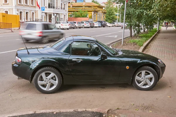 Krasnoyarsk, Rusya Federasyonu - 24 Ağustos 2018: Mazda Mx-5 araba sürücüleri eğitim okulun yanında duruyor. Sağdan görünüm.