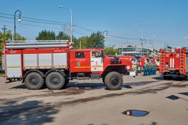 Krasnoyarsk, Rusya Federasyonu - 25 Ağustos 2018: Ciddi teslim yeni itfaiye ekipleri Mes, bir şehir, Doğum günü kutlamaları için Ural 5557 tarihli. Öznitelikli itfaiye araçları gidin.