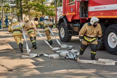 Krasnoyarsk, Rusya - 25 Ağustos 2018: Yeni itfaiye araçları almak için bir eylem üzerinde İtfaiye ekibi gösteri performansları. Bir kişi hızlı hareketinde keskin değil.