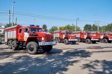 Krasnoyarsk, Rusya Federasyonu - 25 Ağustos 2018: Ciddi teslim yeni itfaiye ekipleri Mes, bir şehir, Doğum günü kutlamaları için Ural 5557 tarihli. Öznitelikli itfaiye araçları gidin.
