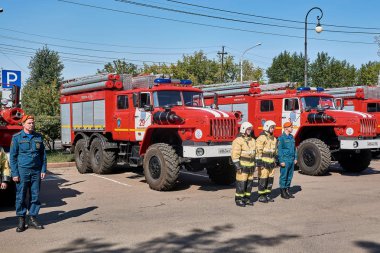 Krasnoyarsk, Rusya Federasyonu - 25 Ağustos 2018: Ciddi teslim yeni itfaiye ekipleri Mes, bir şehir, Doğum günü kutlamaları için Ural 5557 tarihli. Yangın ekipleri stand yakın arabalar.