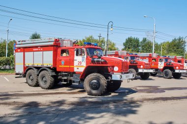 Krasnoyarsk, Rusya Federasyonu - 25 Ağustos 2018: Ciddi teslim yeni itfaiye ekipleri Mes, bir şehir, Doğum günü kutlamaları için Ural 5557 tarihli. Öznitelikli itfaiye araçları gidin.