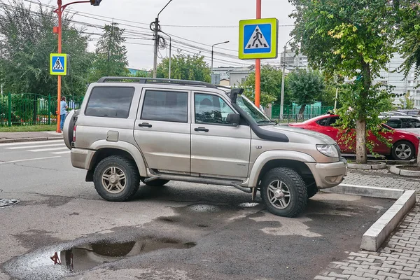 Krasnoyarsk Russia Agosto 2018 Auto Patrion Uaz Parcheggiata Sul Parcheggio — Foto Stock