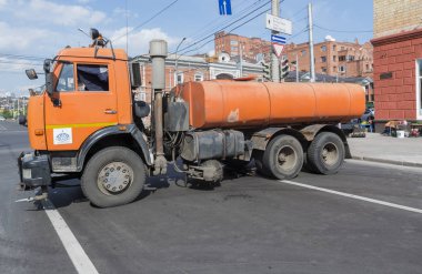 Krasnoyarsk, Rusya Federasyonu - 25 Ağustos 2018: Su - araç Kamaz 65115 temelinde jeti, Araba polis tarafından festival etkinlikleri tutan anayol, üst üste için duruyor.