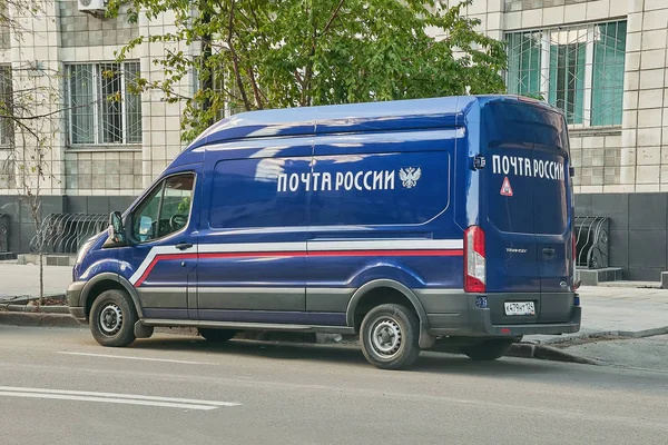 克拉斯诺亚尔斯克 俄罗斯 2018年9月5日 福特过境车俄罗斯邮政是停下来收集信件从邮箱 左后视图 — 图库照片